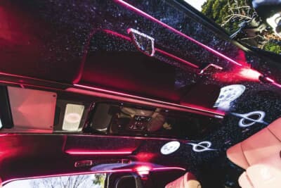 トヨタ アルファード：徹底したLEDカスタムで非日常的なインテリア空間に仕上がったコクピット