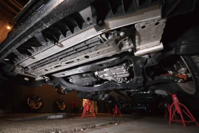 トヨタ ヴェルファイア：エンジンマウントとメンバー加工で30mmほど上げる工夫が施された心臓部