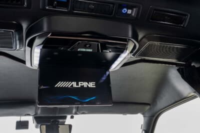 トヨタ・ハイエース：フリップダウンモニターなどの快適装備も装着