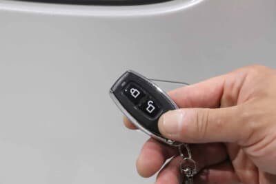 トヨタ アルファード:マフラーには可変バルブを設け、走行シーンに応じて音量を調整可能。マフラー自体は底上げ。フロントパイプから製作