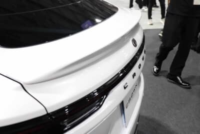 トヨタ クラウン:トランクエンドには後端を摘んだようなシンプルなデザインを採用。洗練された大人のデザインだ