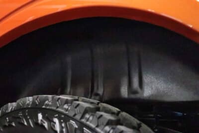 スズキ ジムニー：インナーフェンダーはダメージが強かった部分だが、新品が見つかったので交換することで錆を除去した