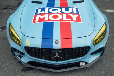 メルセデスAMG GT S：ボンネット上にはスポンサーであるリキモリのロゴが大きくレイアウトされる。ショップ車両へのスポンサードという異例のコラボレーションが実現した
