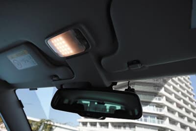 トヨタ プロボックス:アンバーとホワイトに切り替えが可能なヴァレンティのLEDルームランプ。色はアンバー