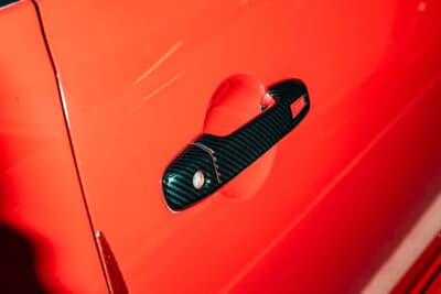 トヨタ 86: カーボン調のドアハンドルカバーなど、エクステリアの細部にもスポーティなアクセントが加えられている