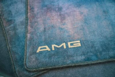 メルセデス・ベンツ 560SEL AMG 6.0-4V:AMGロゴをあしらったオリジナルのフロアマットも当時のまま残されている