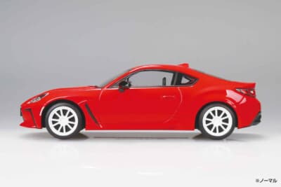 トヨタ GR86：ホワイトの専用ホイールを装着したスパークレッドのサイドビュー