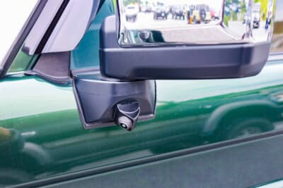トヨタ ランドクルーザー70：ドアミラーの下にはカメラを移設し、左前方の障害物を見分けられるようにした。カメラの埋め込みかたもナチュラルだ