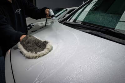 施工後は手洗い洗車にも対応し、汚れがつきにくいため水洗いやシャンプーだけでも十分にきれいになる