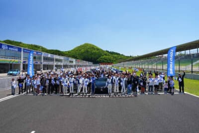 PROXES DRIVING PLEASURE:今回はサーキット体験の時間に記念写真を実施。全員は集まっていない状況でもこの人数。PROXES　DRIVING 　PREASUREがイベントとして大きく成長したと強く感じる