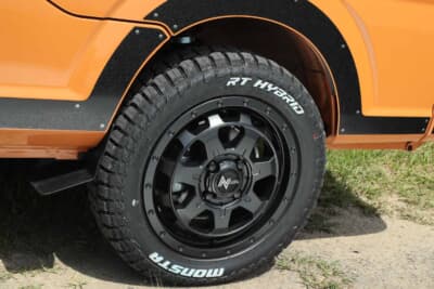 スズキ スーパーキャリイ:ホイールはナイトロパワーのM9を装着。タイヤはモンスタ(165/65R14)を履いている