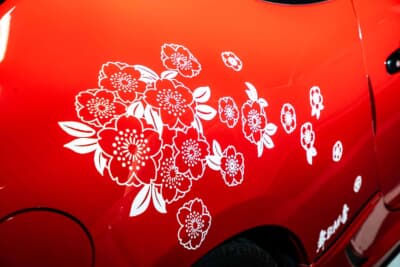 トヨタ 86: ボディサイドにあしらわれた舞杏の桜イメージのステッカー。周囲の人に覚えてもらえる大切なアイデンティティとなっている