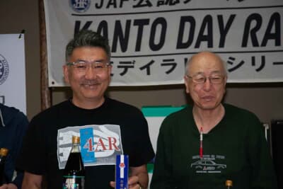 三菱 ランサー1600GSR:無事にラリーを完走して笑顔を見せる菊地さんと久保さん
