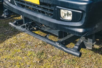 スバル サンバー トラック：リフトアップに合わせてパイプを溶接し、自作で組み上げられたフロントのバンパーガード