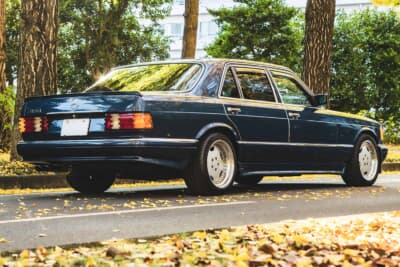 メルセデス・ベンツ 560SEL AMG 6.0-4V:低く構えた後ろ姿はセダンの気品とAMGならではの凄みを同居させている