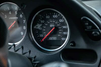 1万6875ポンド（邦貨換算約359万円）で落札されたマツダ「RX-7」（C）Iconicauctioneers