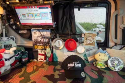 三菱 デリカミニ：上部には10.2インチのモニターを装着し、ファミコンができるように。車中泊でも退屈しない