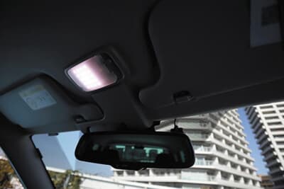 トヨタ プロボックス:車内を明るく照らし出すLEDルームランプは夜間の実用性も高い。色はホワイト