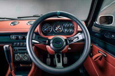 フォード エスコートMk1 RS：小径ステアリングとアナログメーターが並ぶスポーティな運転席が魅力的だ