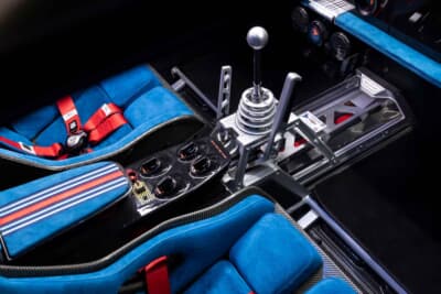 キメラ EVO38:ブルーのアクセントが施された車内シートの鮮やかなディテール