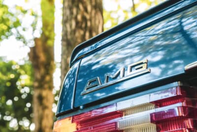 メルセデス・ベンツ 560SEL AMG 6.0-4V:リアスポイラー下に輝くAMGエンブレムが独立チューナー時代の誇りを今に伝える