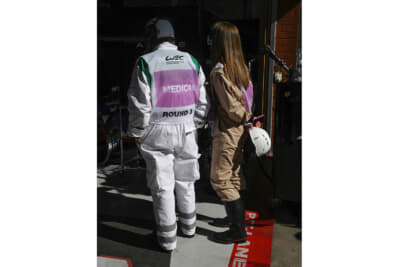 ドクターたちもピットでレースを見守ります