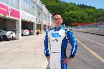 PROXES DRIVING PLEASURE:記念撮影後、サーキット体験の最後尾車を務めるため、最後尾へと急いだため集合写真では不在だった奥本隼人選手。ナイスな好青年だ