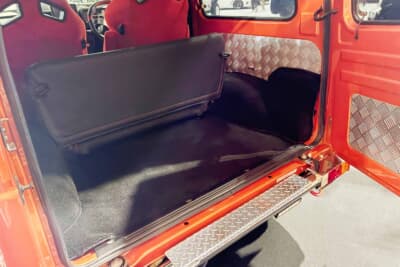スズキ ジムニー：フロア部分も新品を手に入れることができたので全て交換。内装の一部には縞板のパネルを使いデコレート