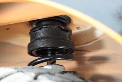 スズキ スーパーキャリイ:フロント側はスプリングの上側に設置。ボルトオンで簡単に装着できるから、ショップも導入しやすい