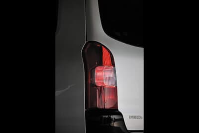 トヨタ プロボックス:テールランプバルブにもヴァレンティのLEDを採用して視認性を高める