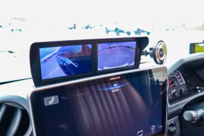 トヨタ ランドクルーザー70：ナビの上のモニターに前方と左側のカメラ画像を映し出す。見やすい場所に配置されているために視認性も良く便利だ