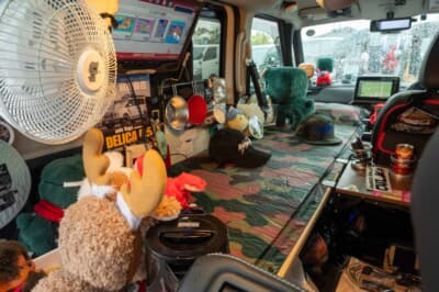 三菱 デリカミニ：リアラゲッジから見た様子。自由に走って自由に車中泊して旅を楽しむ要素が詰め込まれている