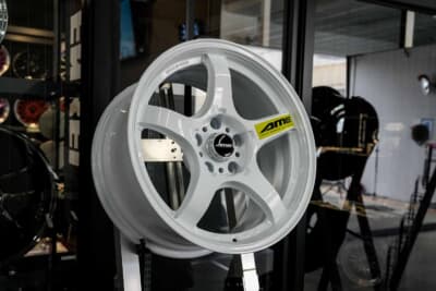 エンケイの最先端技術MAT製法によって鋳造ながら軽量化と剛性をハイレベルで両立させたトレーサーGT-V