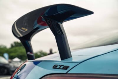 メルセデスAMG GT S：リアウィングのクローズアップ。純正のリアウィングを14センチ延長したオリジナル品で、ステーの高さがノーマルより大幅に上げられているのがわかる