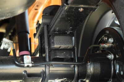 スズキ スーパーキャリイ:リアはリーフスプリングの下にブロックを設置し、車高が上がる。乗り心地もほとんど変化がない