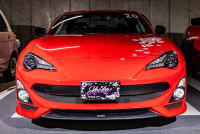 トヨタ 86: ボンネットの桜ステッカーとトムス製のエアロが印象的なフロントフェイス。イベント会場では「Keiko」の名前が入ったオリジナルのプレートを装着していた
