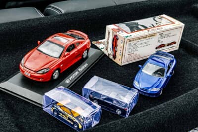 ヒュンダイ(ヒョンデ)クーペ:車内には本国仕様などのミニカーも飾られ、オーナーの深い愛情が伝わってくる