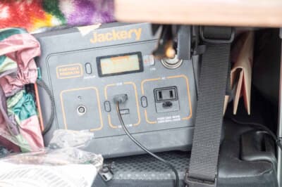 三菱 デリカミニ：ジャクリのポータブル電源。スマホなどの小型デバイスを充電するのに大活躍している