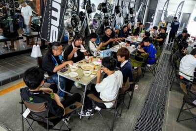 餃子オフ会の趣旨は「AMEを装着した愛車を観ながら餃子を焼いて食べようの会」。Xからの呼びかけでユーザーが集まった