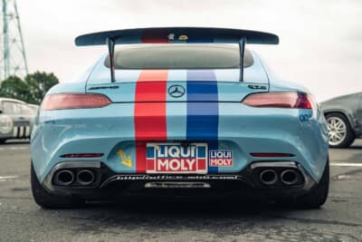 メルセデスAMG GT S：赤と青のリキモリカラーのストライプが入ったリア。延長されたウイング以外は基本的に純正形状のままというシンプルな仕様だ