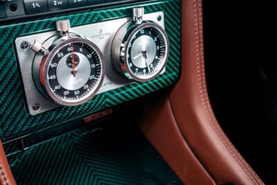 フォード エスコートMk1 RS：センターコンソールに水温計などのアナログメーターが美しく配置される