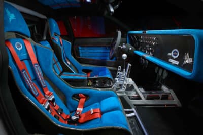 キメラ EVO38:ドライバーの闘争心を掻き立てるスパルタンなインテリア空間だ