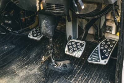 スバル サンバー トラック：体が大きなオーナーでも足もとが広く、膝を気にせず運転しやすいというMT仕様のペダルまわり