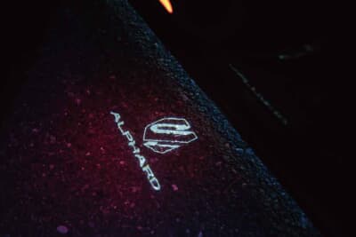 トヨタ アルファード：ドアを開けるとアルファードロゴのLEDウェルカムランプが美しく発光