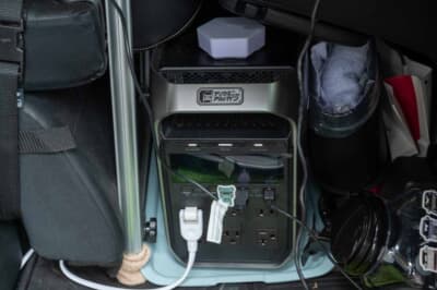 三菱 デリカミニ：エコフローのポータブル電源はケトルなどの家電を使用するために使う。用途を使い分けて快適に過ごせる工夫をする