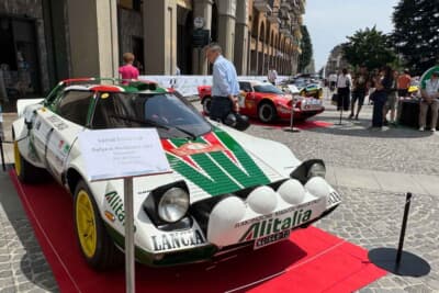 ランチア ストラトス：観衆の注目を集めるアリタリアカラー。フロントの巨大なライトポッドがラリーカーの証
