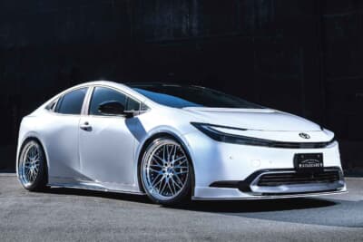 トヨタ プリウス:アーバンシーンに映えるアデッソのスタイリッシュなボディキット