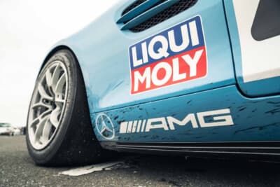 メルセデスAMG GT S：サーキット走行時に付着したタイヤカスはあえて取っていないとのこと。歴戦の風格がにじみ出ている