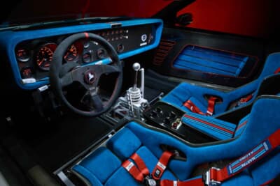 キメラ EVO38:まるでランチアのワークスを彷彿させるブルーのバケットシートが設置された