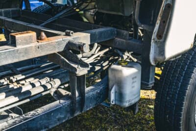 スバル サンバー トラック：ダンプユニット搭載とリフトアップのために角パイプなどで自作された頑丈なフレーム構造